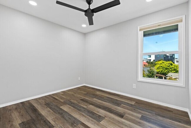 Building Photo - Beautifully Remodeled Top Floor Alki Condo with Views!