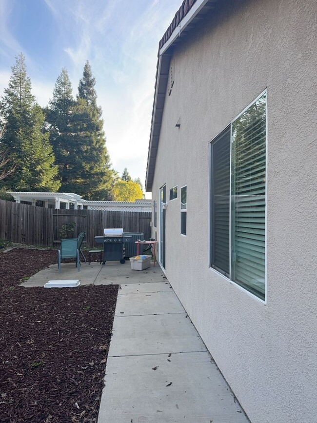 Building Photo - Avail 6/27 - Single level Rocklin home wit...