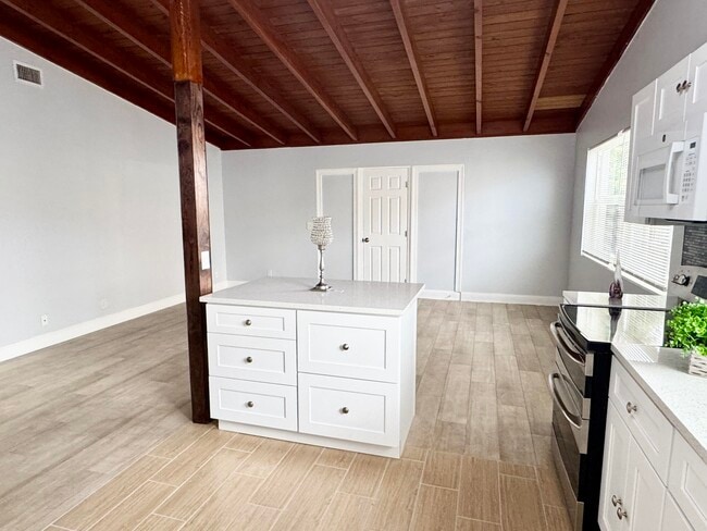 Building Photo - 350 Cypress Dr