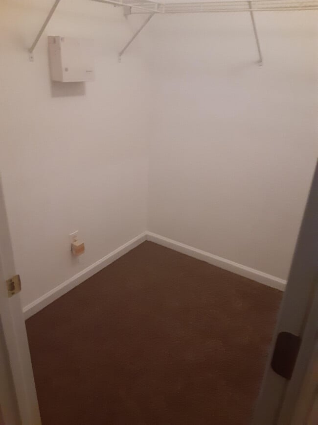 Building Photo - 196 Brookview Dr