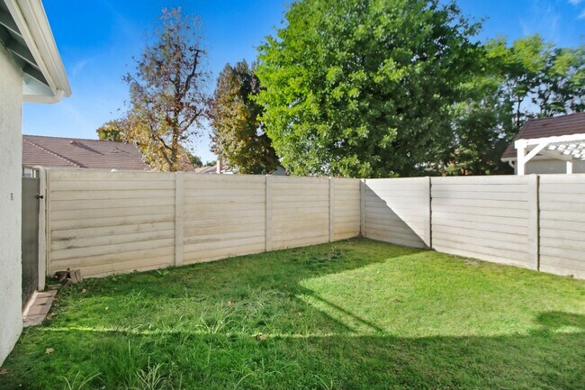 Building Photo - Your Dream 3BR/2.5BA Rental in the Desirable 'Dearborn Grove' Community in Redlands!