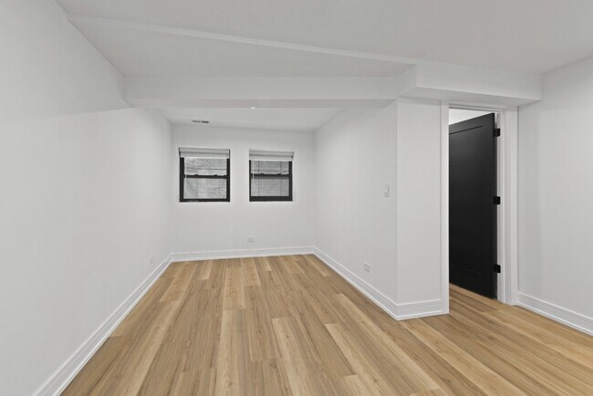 Building Photo - Renovated 3 bed in Logan Square - Now Leasing! (Garden Unit)