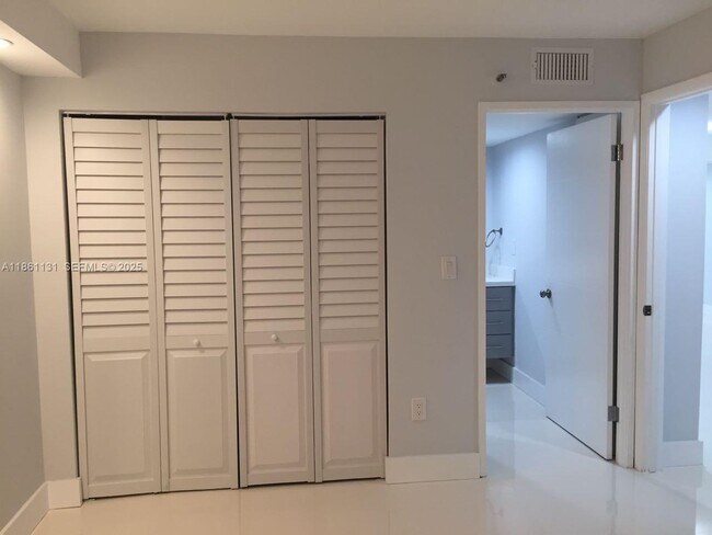 Building Photo - 210 174th St