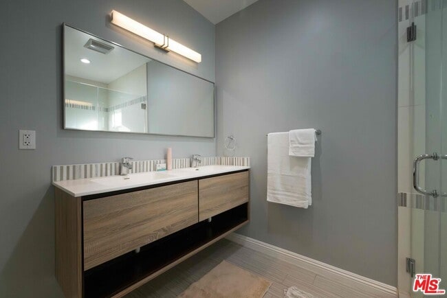 Building Photo - 1121 S Wilton Pl