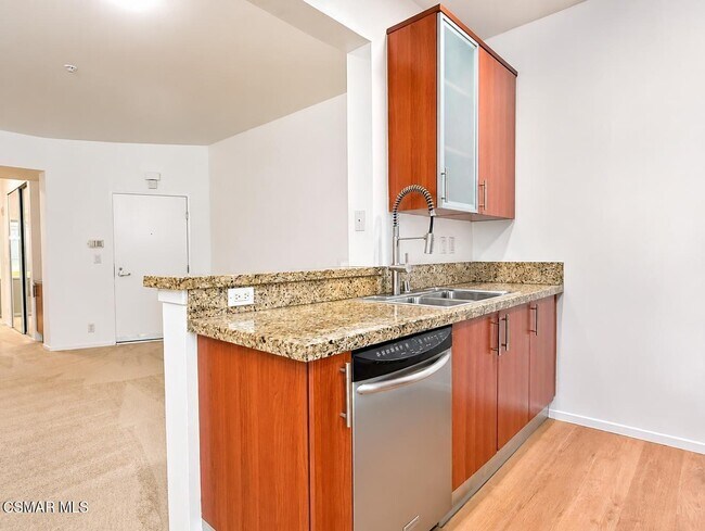Building Photo - 620 S Gramercy Pl