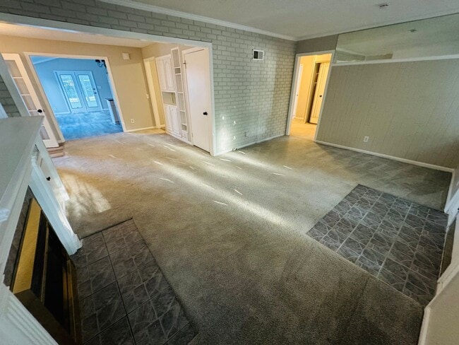 Building Photo - Stunning 8 bedroom House In Fantastic Neig...
