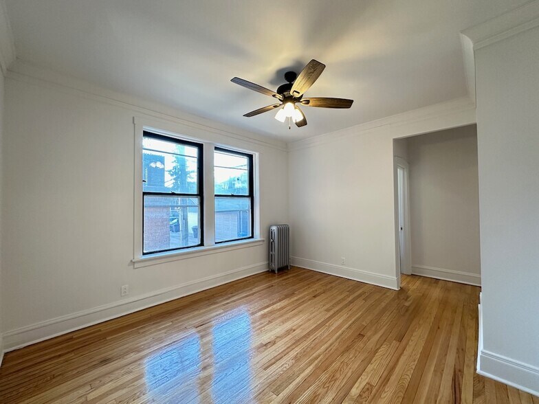 Building Photo - 2311 W Wilson Ave