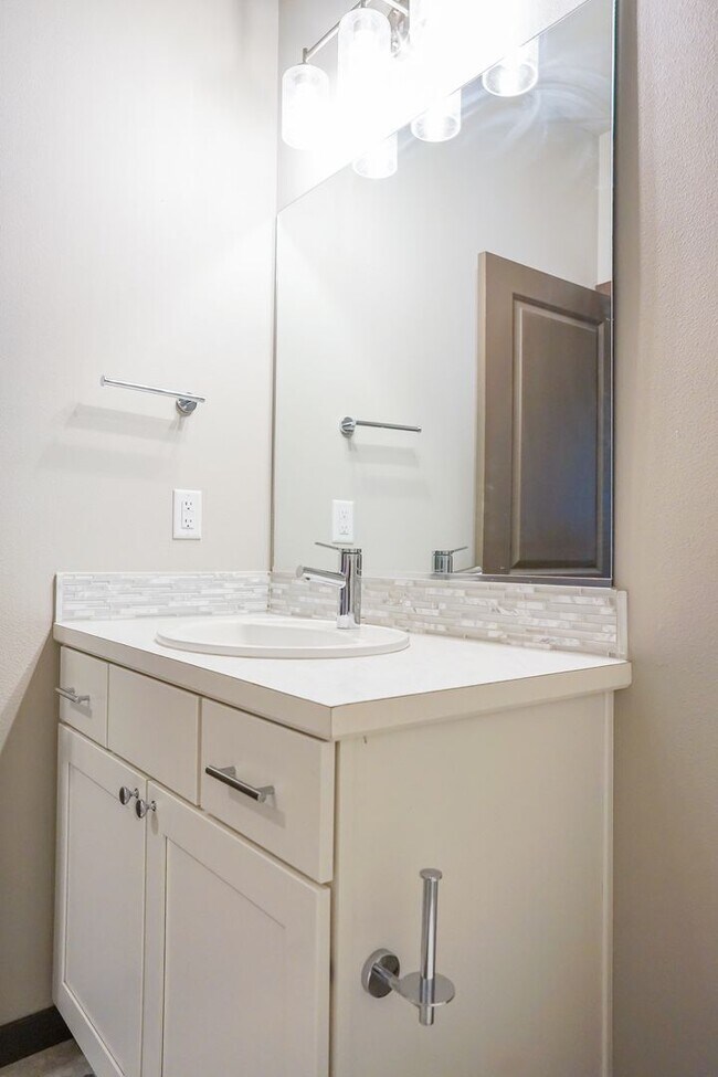 Building Photo - New to the market 3 bedroom 2 bath home.