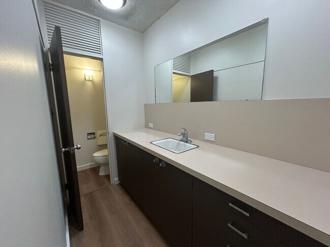 Building Photo - Prime Office Space for Rent in the Kaimuki Professional Building