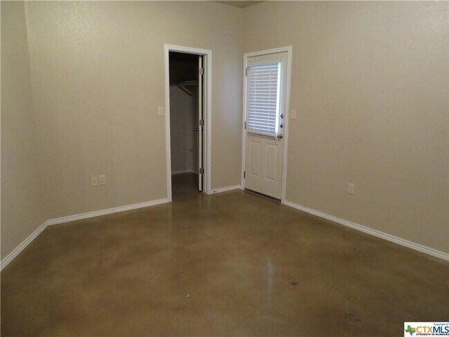 Building Photo - 929 Brown Rock Dr