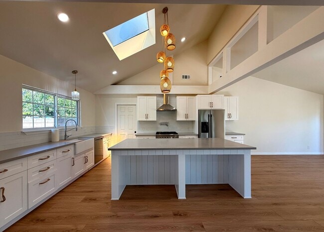 Building Photo - Beautifully Updated Single Story Custom Ho...