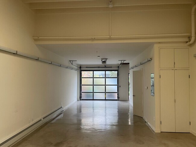 Building Photo - Bright Live-Work Studio  & Tall Ceilings o...