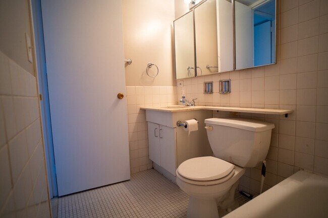 Building Photo - 720 W Gordon Terrace