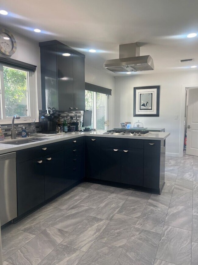 Building Photo - Beautiful One Level, 3 Bedroom, 3 Bathroom Tarzana Pool Home for Lease!