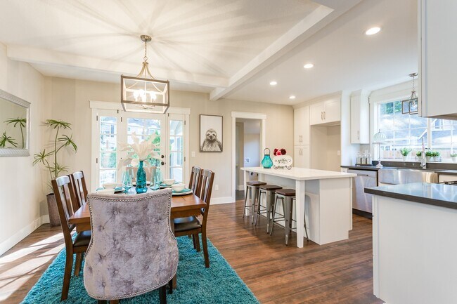 Building Photo - Gorgeous Lake Oswego Remodeled Cottage