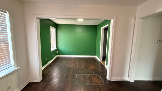 Building Photo - 3 BR Home  1 bathroom.