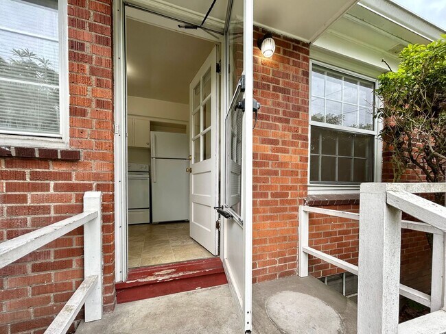 Building Photo - One Bed, One Bath, Vintage Charmer!