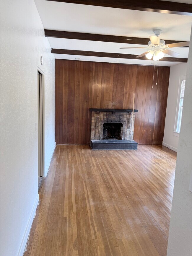 Building Photo - 605 Merrick St