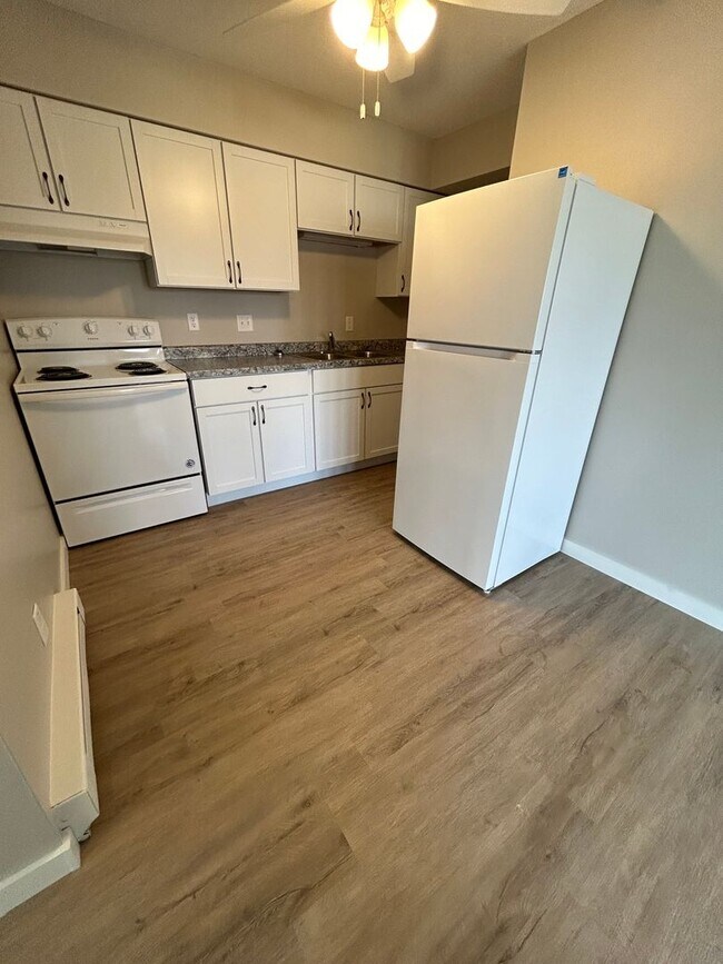 Building Photo - Recently Renovated 2 Bedroom Apartment