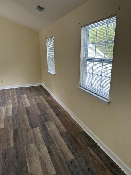 Building Photo - 834 Indianola Ct