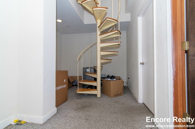 Building Photo - 448 Park Dr