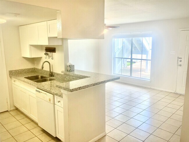 Building Photo - 3506 Cove View Blvd