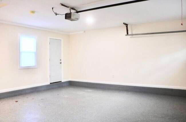 Building Photo - 19 Primrose Ave W