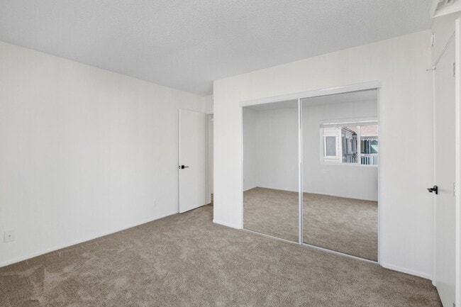 Building Photo - Ocean Views, Fully Remodeled Kitchen,Iconi...