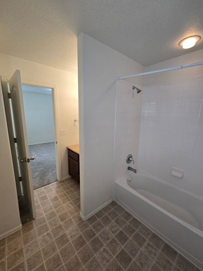 Building Photo - Beautiful 4-Bed, 3.5-Bath Home with Mounta...