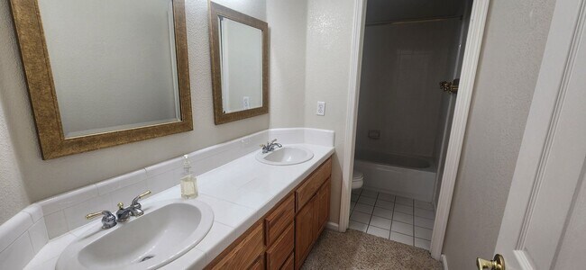 Building Photo - 3 Bedroom Plus Large office in Laguna West/Lakeside Community