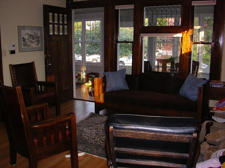 Building Photo - 2261 Scudder Street