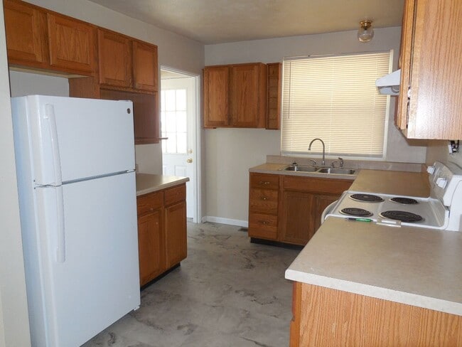 Building Photo - Two Bedroom Home with Large Yard and Updat...