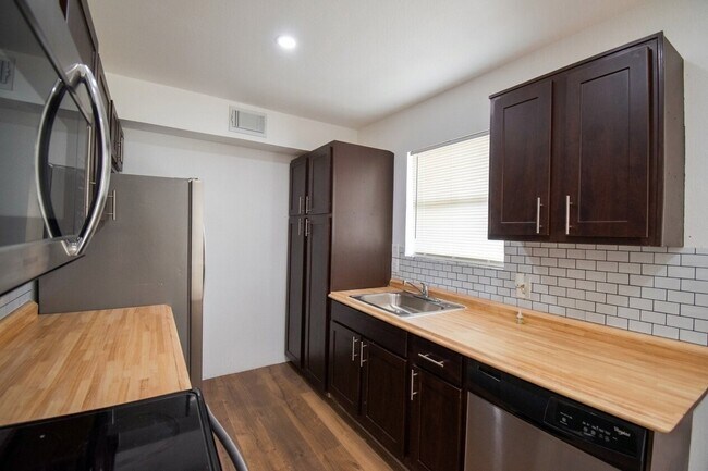 Building Photo - 433 Sunset Dr