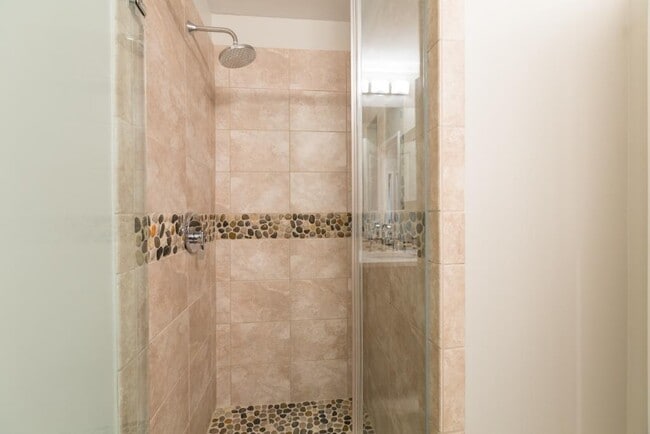 Building Photo - Modern 1 bed + Den in Logan Circle