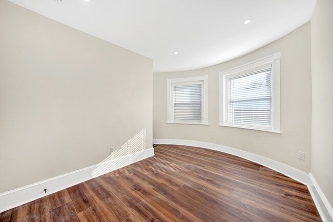 Building Photo - 105 School St