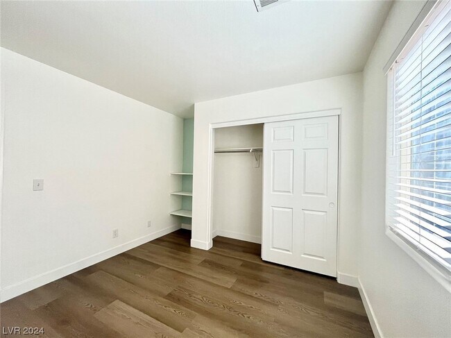 Building Photo - 9291 Hollander Ave