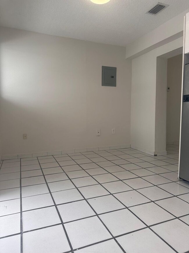 Interior Photo - 626 - Kina Hialeah