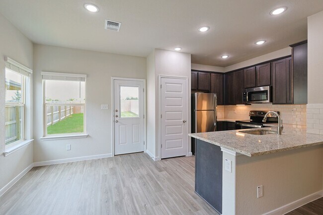 Building Photo - Modern Townhouse in New Braunfels