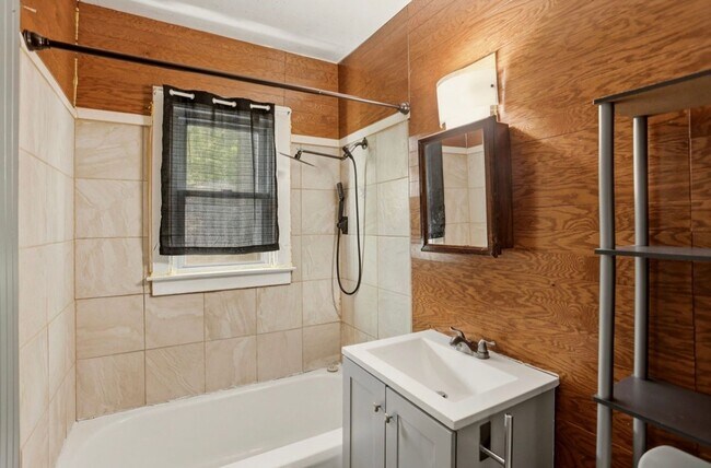 Building Photo - Charming 2 Bedroom Home Available Now!
