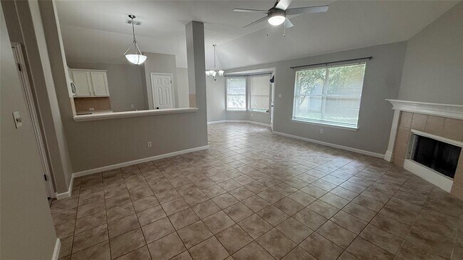 Building Photo - 605 Columbine Ave