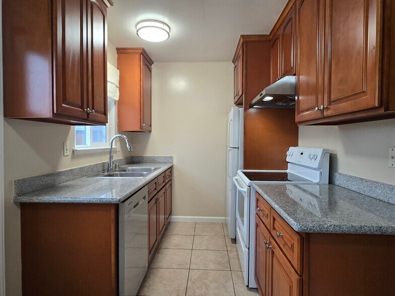 Building Photo - 1586 Parkview Ave