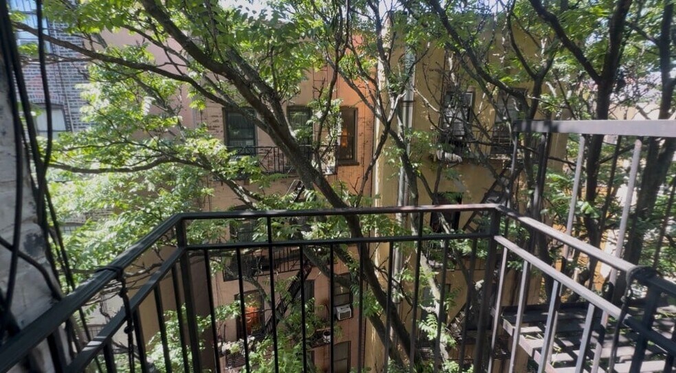 Building Photo - 416 E 13th St