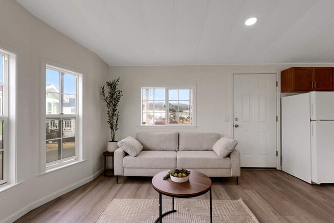 Building Photo - 325 3rd Ave