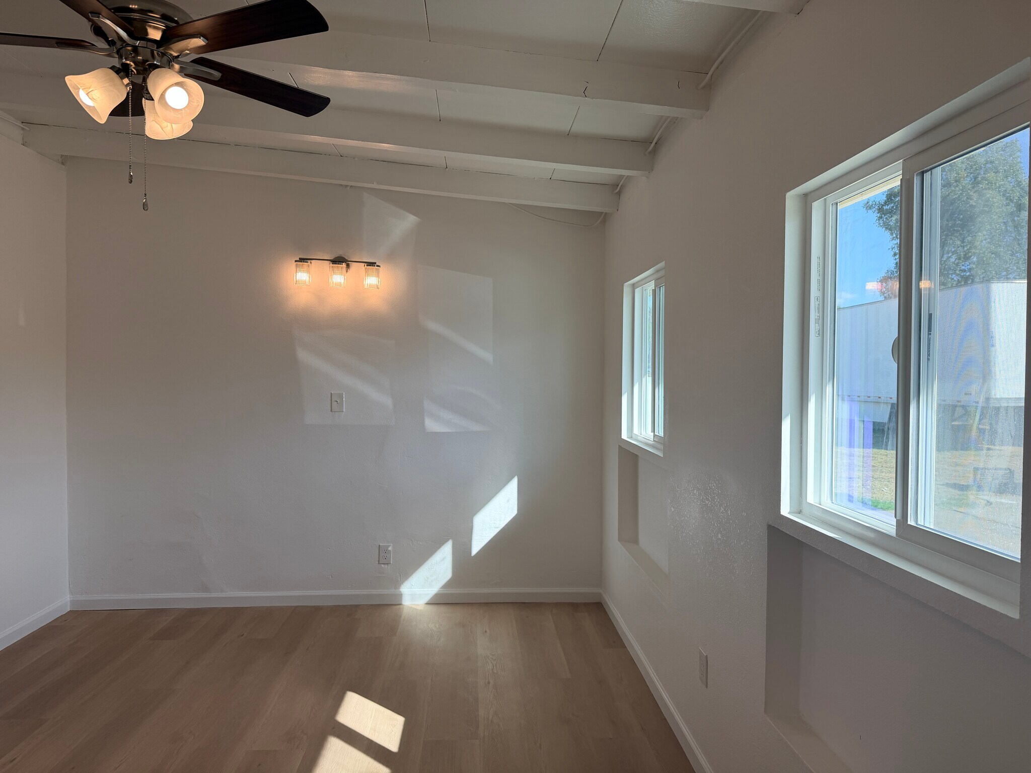 Building Photo - 13690 Old 215 Frontage Rd