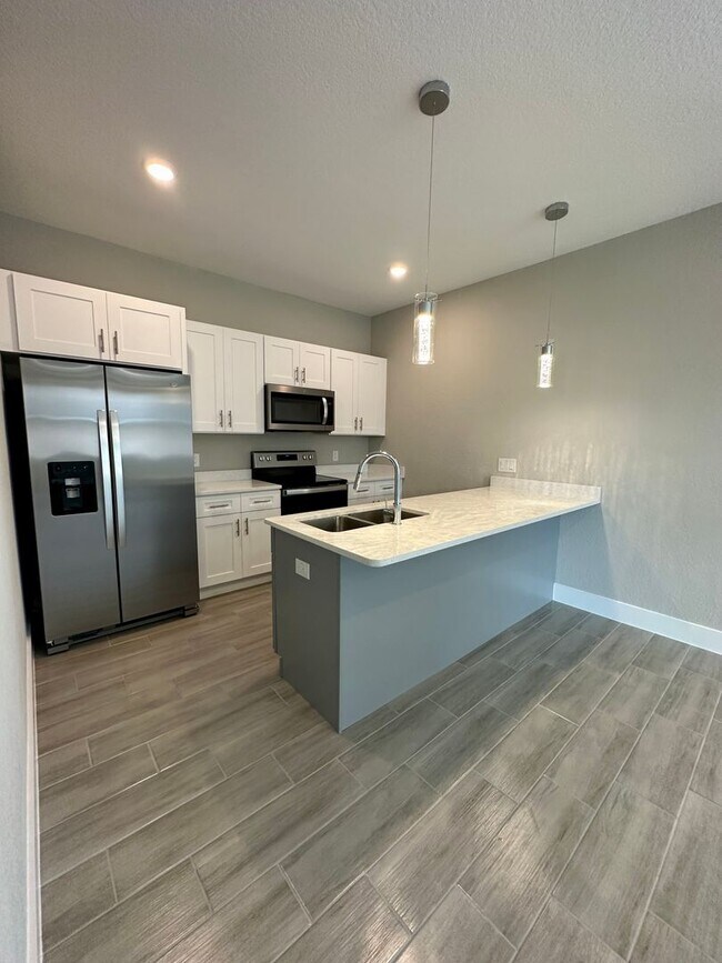 Building Photo - Brand New Modern Duplex !
