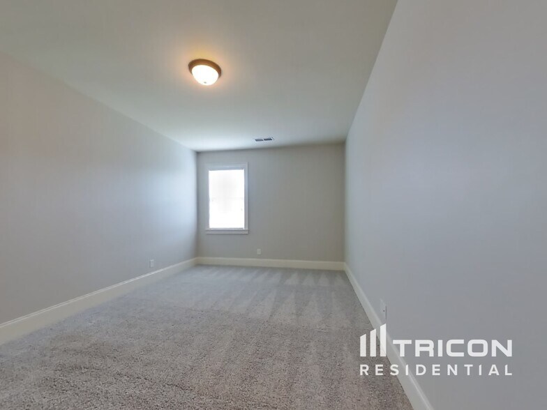 Building Photo - 4627 Town Manor Dr