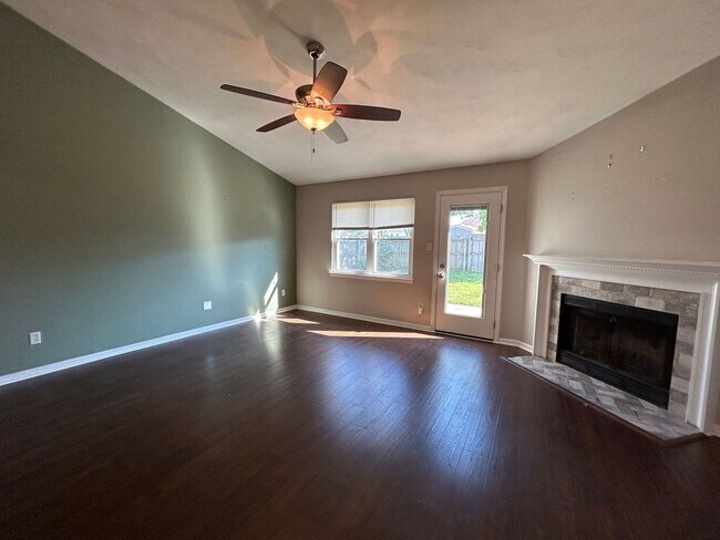 Building Photo - 913 Bernstein Ct