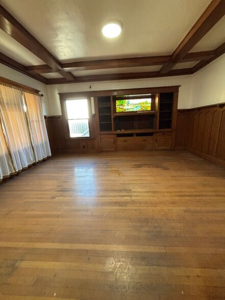 Building Photo - 2618 Kenwood Ave