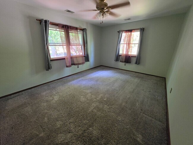 Building Photo - Welcome to life in sought-after Chesapeake Isles!