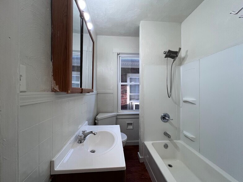 Building Photo - 827 Norwich Ave